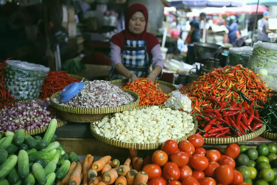 Pedagang menunggu pembeli di lapak pasar Tebet Barat, Jakarta, Senin (1/4/2024). Badan Pusat Statistik (BPS) melaporkan inflasi bulanan pada Maret 2024 sebesar 0,52%. Kelompok pengeluaran yang memberikan andil terbesar pada inflasi adalah makanan, minuman, dan tembakau dengan inflasi sebesar 1,42% dan memberikan kontribusi sebesar 0,41% terhadap inflasi Maret 2024. Komoditas penyumbang utama inflasi pada kelompok ini, antara lain telur ayam ras, daging ayam ras, beras, cabai rawit, bawang putih, dan bawang merah. (B-Universe Photo/Joanito De Saojoao)