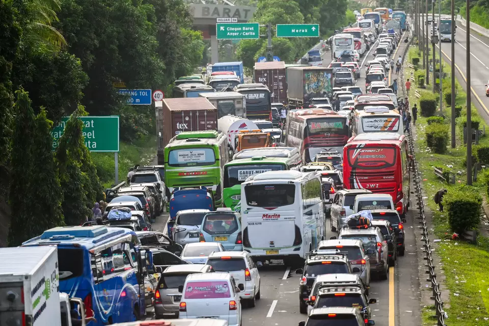 Sejumlah kendaraan terjebak macet di Jalan Tol Tangerang - Merak KM 94, Cilegon, Banten, Minggu (7/4/2024). (ANTARA FOTO/ Rivan Awal Lingga/tom)