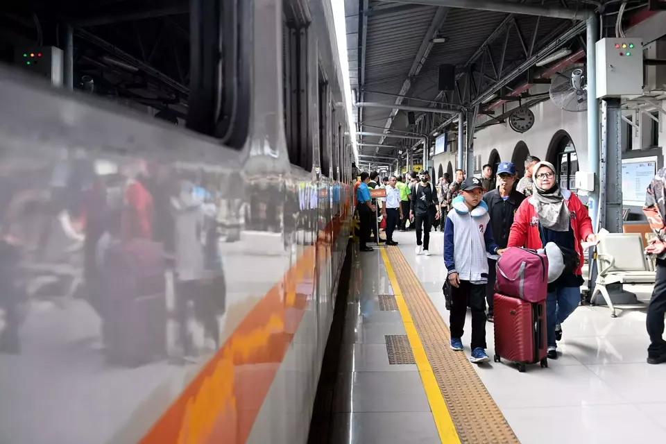 Suasana naik turun penumpang di stasiun kereta api (Foto: Kemenhub)