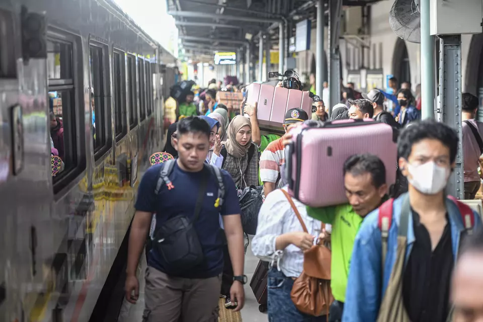 Pemudik berjalan di peron kereta api di Stasiun Pasar Senen, Jakarta, baru-baru ini. (ANTARA FOTO/Muhammad Adimaja/nz)