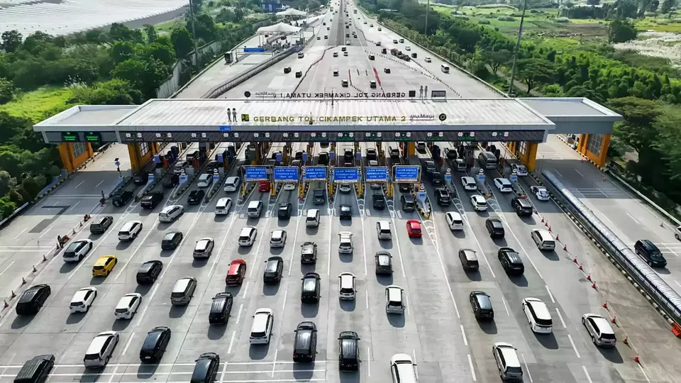 Suasana antrean di Gerbang Tol (GT) Cikampek Utama pada Sabtu (13/4/2024). (Foto: Jasa Marga)