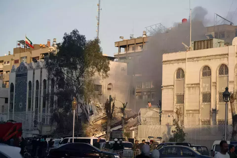 Gedung konsulat Iran di Damaskus, Suriah hancur akibat serangan udara Israel, pada Senin 1 April 2024. (Foto: AP)