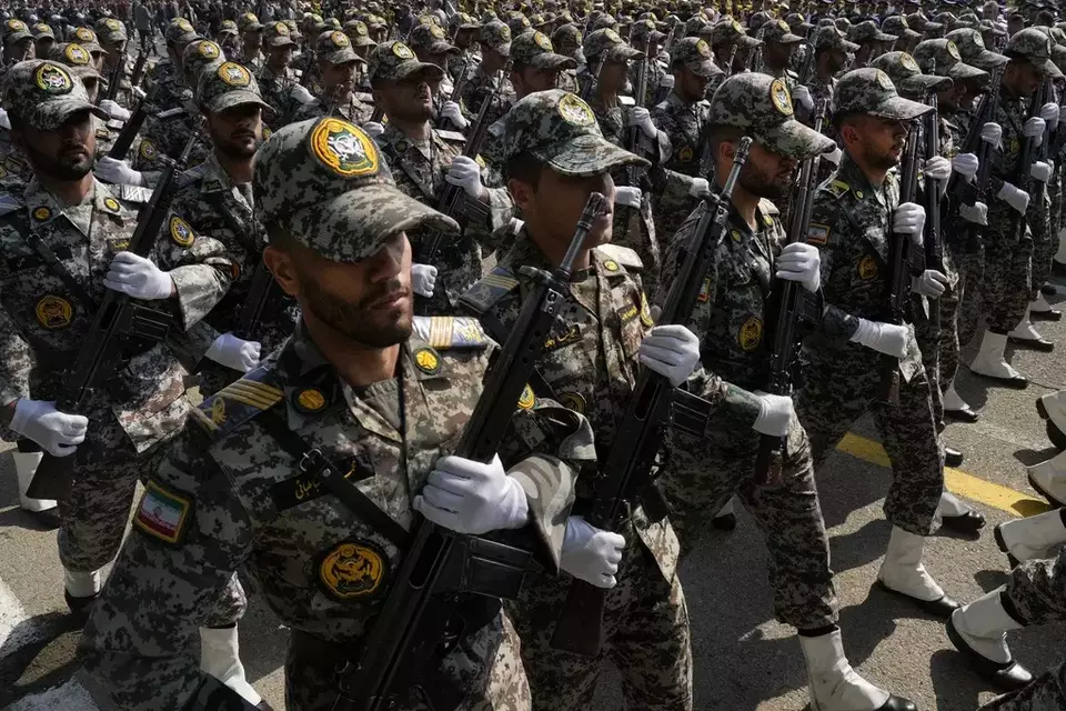 Pasukan Iran berpartisipasi dalam parade Hari Angkatan Bersenjata di pangkalan militer di utara Teheran, Rabu (17/04/2024). Dalam pidatonya, Presiden Iran Ebrahim Raisi mengingatkan invasi sekecil apa pun oleh Israel akan dilawan sekeras-kerasnya. 
