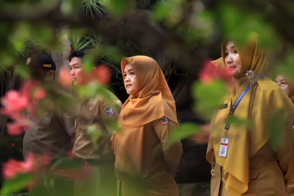 Sejumlah Aparatur Sipil Negara (ASN)di halaman Kantor Wali Kota Pontianak, Kalimantan Barat. (ANTARA FOTO/Jessica Wuysang/wpa)