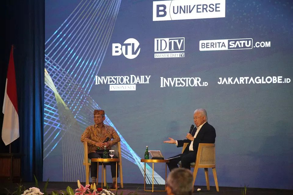 Wakil Menteri Keuangan Suahasil Nazara (kiri) menjadi nara sumber, yang dipandu Chairman B-Universe Enggartiasto Lukita, dalam acara Investor Daily Round Table dengan tema "Arah Kebijakan Ekonomi dan Investasi di Era Pemerintahan Mendatang", yang digelar di EL Hotel Royale, Bandung, Jawa Barat, Kamis (25/4/2024). (B-Universe Photo/Joanito De Saojoao)
