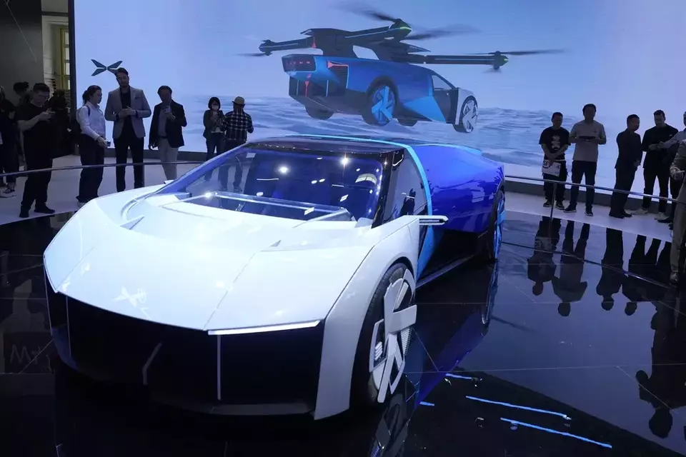 Sebuah konsep mobil listrik terbang eVTOL dari AeroHT, perusahaan afiliasi dari produsen otomotif China XPENG, dipajang pada Auto China 2024 di Beijing, Kamis (25/04/2024). Para produsen otomotif dan perusahaan rintisan mobil listrik global meluncurkan model-model baru dan mobil-mobil konsep dalam pameran otomotif terbesar di China itu. (AP Photo/Ng Han Guan)