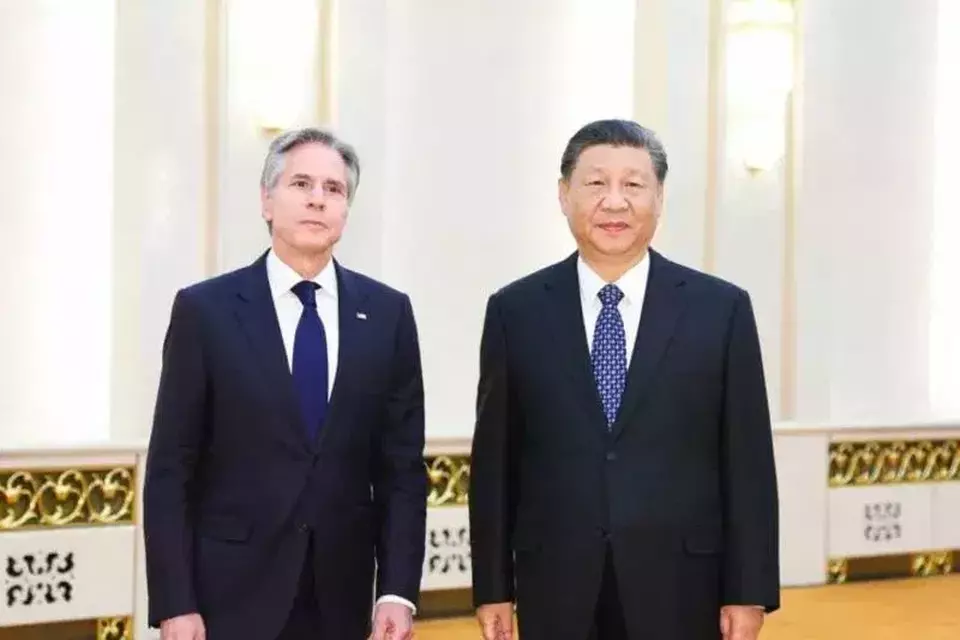 Presiden Xi Jinping (kanan) melakukan pertemuan dengan Menteri Luar Negeri Amerika Serikat Antony Blinken (kiri) di Balai Agung Rakyat di Beijing, China pada Jumat (26/4/2024). (Foto: ANTARA/Xinhua)
