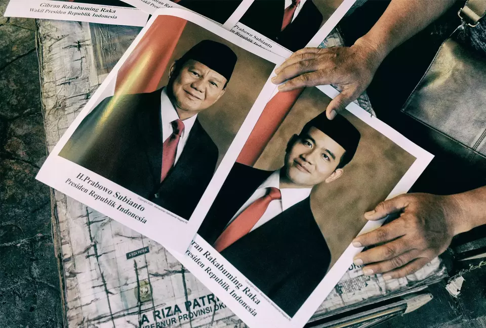 Pedagang menata poster foto pasangan Prabowo-Gibran sebagai Presiden dan Wakil Presiden 2024-2029 di kawasan Pasar Baru, Jakarta, baru-baru ini. (B-Universe Photo/Joanito De Saojoao)