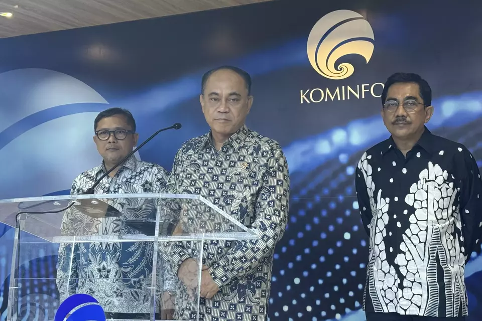 Menteri Komunikasi dan Informatika (Menkominfo), Budi Arie Setiadi (tengah) di Kantor Kemenkominfo, Selasa (30/4/2024). (B-Universe Photo/Vinnilya Huanggrio)