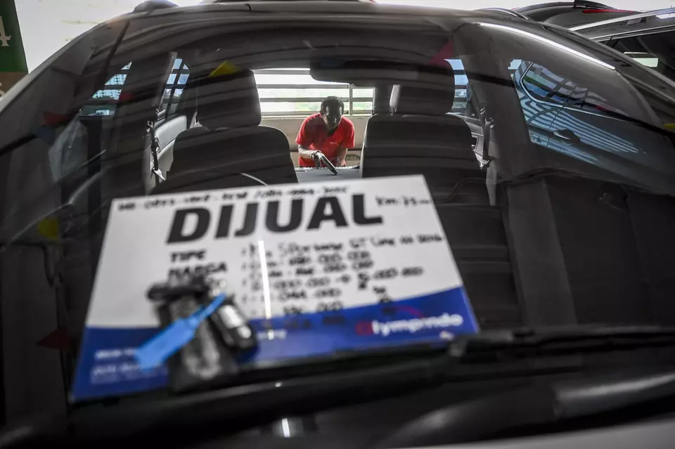 Pekerja memeriksa mobil bekas yang dijual di Bursa Mobil Bekas Blok M Mall, Jakarta, baru-baru ini. (ANTARA FOTO/Erlangga Bregas Prakoso/wpa)