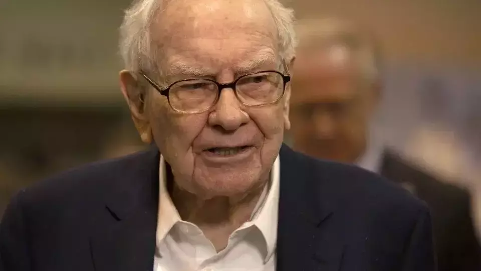 Warren Buffett berjalan menjelang Rapat Pemegang Saham Tahunan Berkshire Hathaway di Omaha, Nebraska, Amerika Serikat pada 3 Mei 2024. (Foto: David A. Grogen / CNBC)