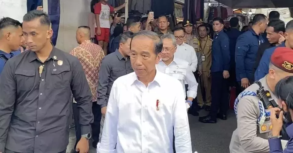 Presiden RI Joko Widodo (Jokowi) seusai kunjungan di Pasar Baru Karawang, Jawa Barat, Rabu (8/5/2024). (Foto: B Universe/ Ichsan Ali)