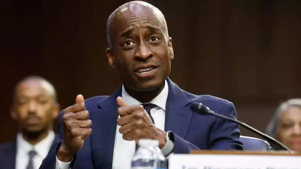 Gubernur The Fed Philip Jefferson memberikan kesaksian di depan sidang Komite Perbankan Senat mengenai pencalonannya menjadi wakil ketua Federal Reserve berikutnya, di Capitol Hill di Washington, Amerika Serikat pada 21 Juni 2023. (Foto: Jonatan Ernst / Reuters)