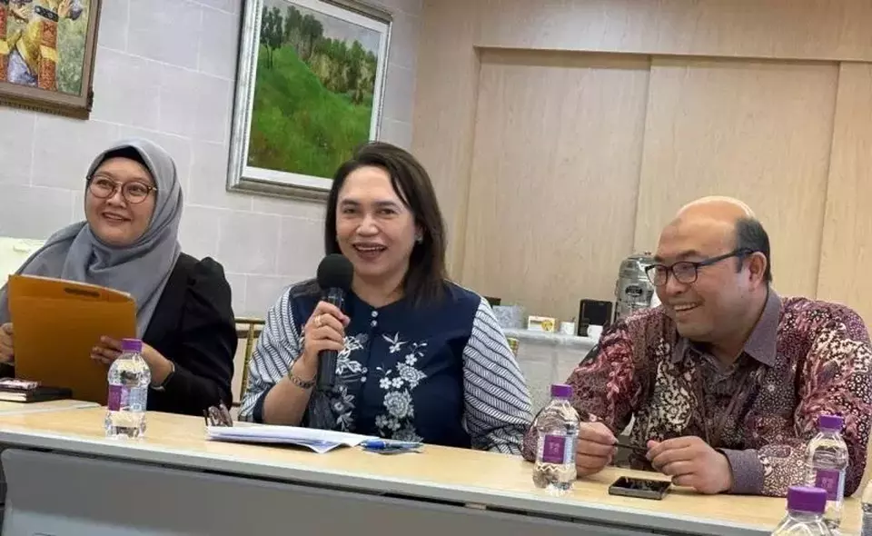 Kuasa Usaha Ad Interim KBRI Seoul Zelda Wulan Kartika (tengah) dan Koordinator Fungsi Protokol dan Konsuler KBRI Seoul Teuku Zulkaryadi (kanan) menemui delegasi wartawan Indonesia peserta program Indonesia Next Generation Journalist Network on Korea di Seoul, Korea Selatan pada Selasa (14/5/2024). (Foto: ANTARA/Yashinta Difa)
