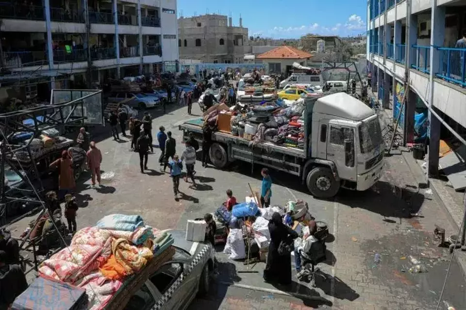 Para warga Palestina yang mencari perlindungan di Rafah, di ujung selatan Gaza, mulai meninggalkan kota itu setelah Israel pada Senin (6/5/2024) mendesak warga sipil untuk mengungsi dari beberapa wilayah Rafah menjelang rencana serangan darat. (Foto: ANTARA/HO)