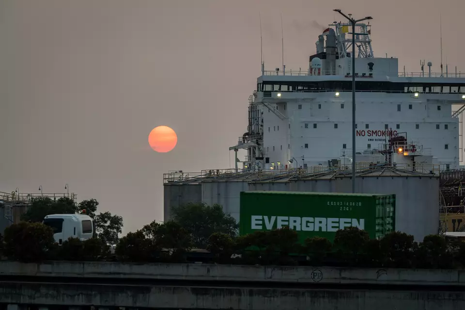 Sebuah truk bermuatan peti kemas melintas di kawasan Pelabuhan Tanjung Priok, Jakarta, Kamis (9/5/2024). (Foto: ANTARA FOTO/Bayu Pratama S/YU)