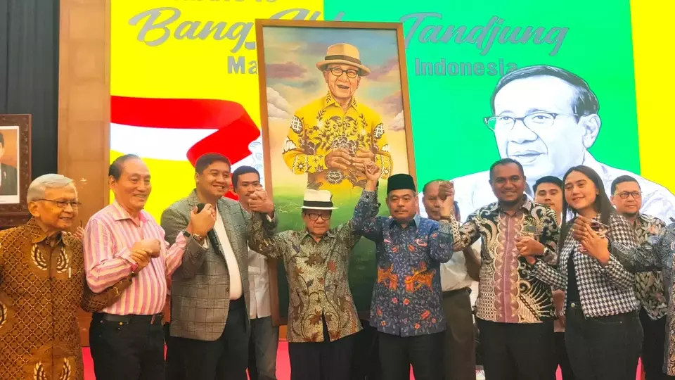 Politis senior Partai Golkar Akbar Tanjung mendapat cendera mata dari Forum Aktivitas Nasional, Minggu (19/05/24)