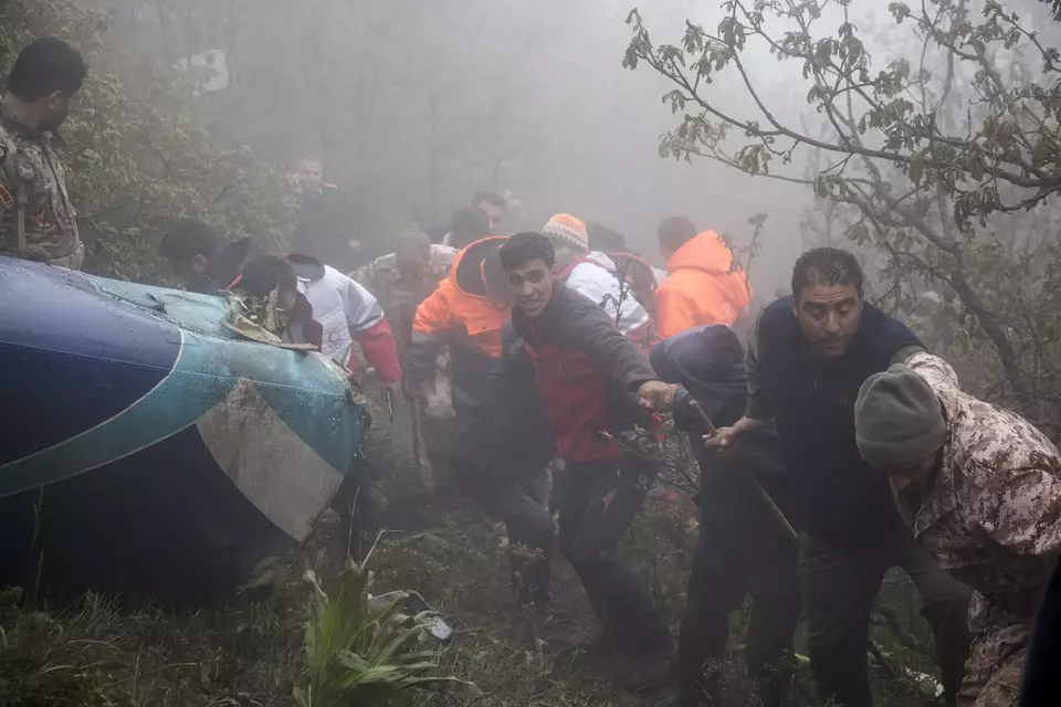 Foto yang dirilis Kantor Berita Moj pada Senin (20/05/2024) memperlihatkan tim penyelamat berusaha mengevakuasi para korban kecelakaan jatuhnya helikopter di Vargazhan, daerah pegunungan di barat laut Iran yang berdekatan dengan perbatasan Azerbaijan, yang menewaskan Presiden Iran Ebrahim Raisi, menlu Iran dan sejumlah pejabat lainnya. 