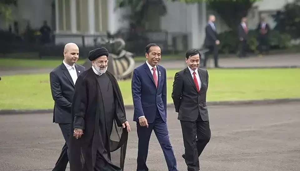 Presiden Joko Widodo (kedua kanan) berjalan bersama Presiden Iran Ebrahim Raisi (kedua kiri) menuju veranda Istana Bogor, Jawa Barat pada Selasa (23/5/2023). (Foto: ANTARA FOTO/Hafidz Mubarak A/rwa/aa)