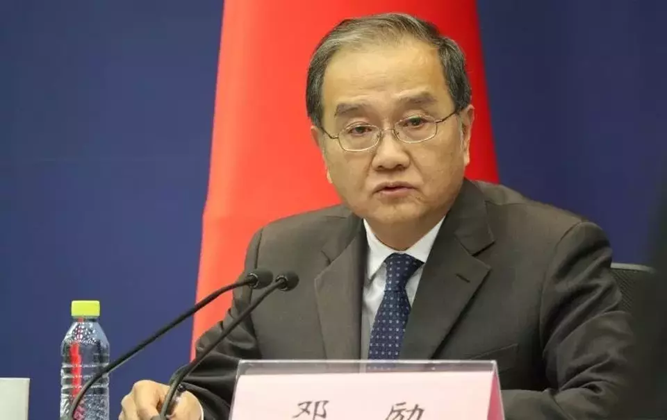 Wakil Menteri Luar Negeri Deng Li berbicara pada konferensi pers di Beijing, China pada Senin (27/5/2024). (Foto: ANTARA/Desca Lidya Natalia)