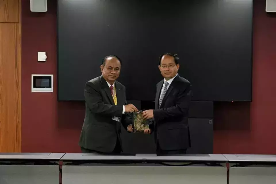 Menkominfo Budi Arie Setiadi berfoto bersama Wakil Menteri Perindustrian dan Teknologi China Shan Zongde dalam pertemuan bilateral di Jenewa, Swiss pada Senin (27/5/2024). (Foto: ANTARA/HO-Kementerian Komunikasi dan Informatika)