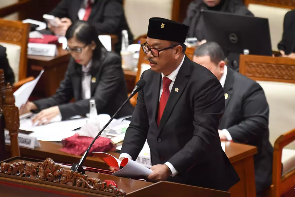 Anggota DPR RI Fraksi PDI Perjuangan Edy Wuryanto membacakan pandangan fraksi atas kerangka RAPBN 2025 dalam Rapat Paripurna DPR ke-18 Masa Persidangan V di kompleks Parlemen, Jakarta, Selasa (28/5/2024).(ANTARA FOTO/Aditya Pradana Putra/rwa)