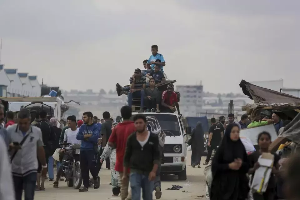 Warga Palestina mengungsi lagi dari kota Rafah, pada Selasa (28/05/2024) karena serbuan darat dan udara tidak henti menghujam kota di selatan Jalur Gaza tersebut, termasuk serangan yang menimpa tenda-tenda pengungsian pada Minggu (26/05/2024) yang menimbulkan gelombang kecaman internasional terhadap Israel. 