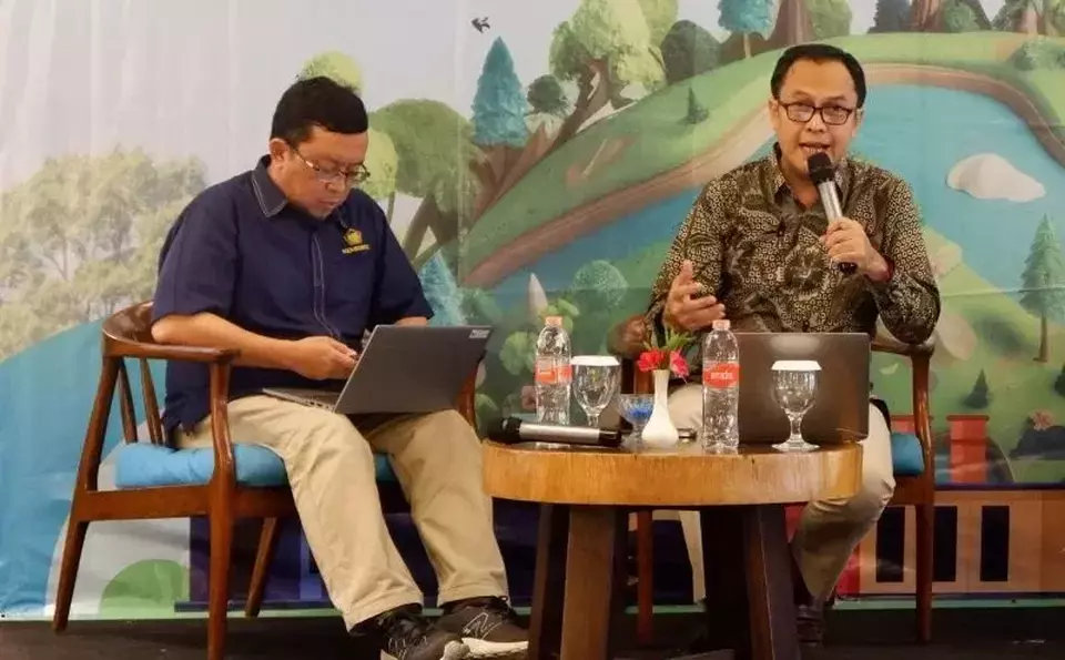 Kepala Pusat Kebijakan Pembiayaan Perubahan Iklim dan Multilateral BKF Boby Wahyu Hernawan (kanan) menyampaikan pemaparannya dalam acara bertajuk Peran Kemenkeu dalam Mendukung Penanganan Perubahan Iklim di Bogor, Jawa Barat pada Rabu (29/5/2024). (Foto: ANTARA/Uyu Septiyati Liman)