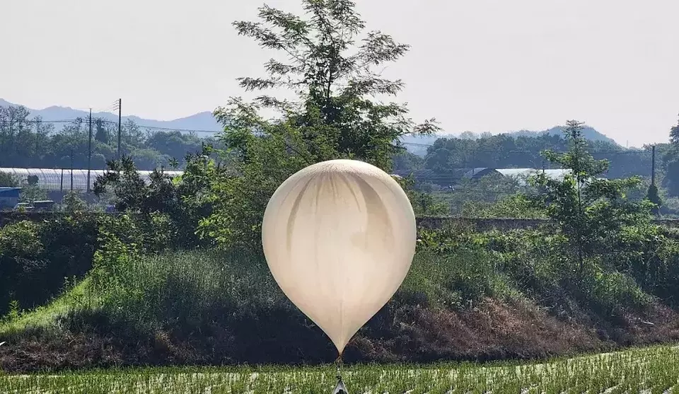 Balon yang diyakini dikirim oleh Korea Utara terlihat di atas sawah di Cheorwon, Korea Selatan. (Foto: Reuters)
