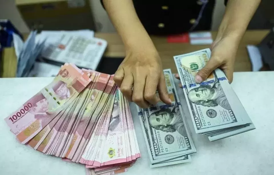 Ilustrasi mata rupiah dan dolar AS. (Foto: ANTARA FOTO/ Rivan Awal Lingga/wpa)