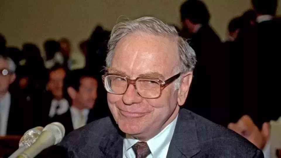 Warren Buffett, CEO Berkshire Hathaway yang terkenal, memiliki pendekatan lugas terhadap keputusan investasi yang menarik minat banyak orang. (Foto: Benzinga)