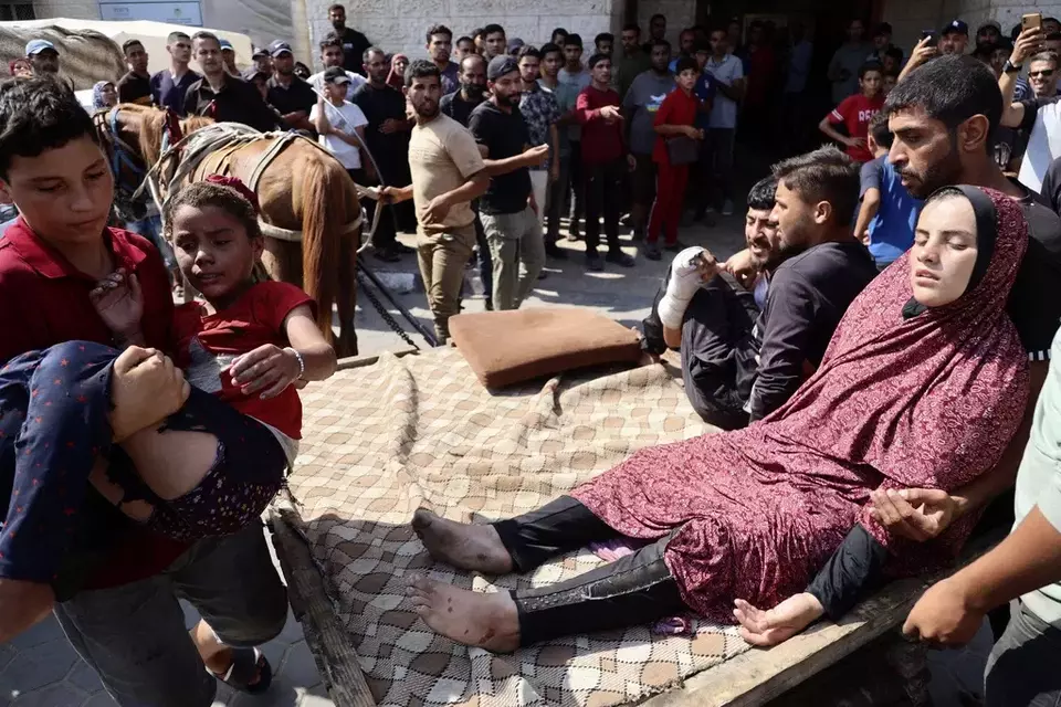 Warga Palestina yang terluka akibat serangan udara Israel diangkut ke rumah  sakit Al Aqsa di Deir Al Balah, Jalur Gaza tengah, pada Selasa (04/06/2024). PBB dilaporkan mendukung rencana gencatan senjata yang diusulkan oleh AS.