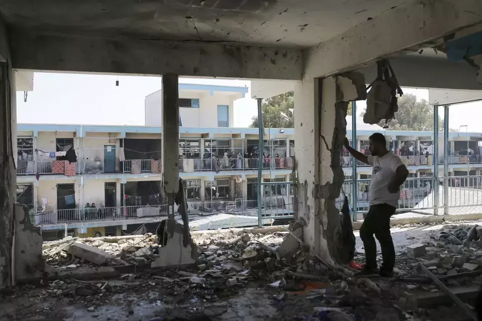 Warga Palestina melihat dampak dari serangan Israel ke sekolah yang dikelola PBB, yang menewaskan puluhan orang di kamp pengungsi Nusseirat di Jalur Gaza pada Kamis (06/06/2024). (AP Photo/Jehad Alshrafi)