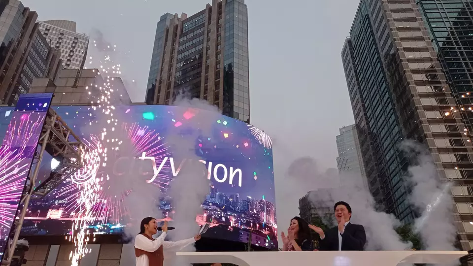 Co-Founder & Co-CEO City Vision, Meyrick Sumantri (kanan) meluncurkan media luar ruang (Out of Home/OHH) The Iconic Bursa Efek LED di Gedung BEI, Jakarta.