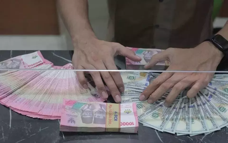 Ilustrasi nilai tukar rupiah terhadap dolar AS. (Foto: ANTARA FOTO/Reno Esnir/Spt)