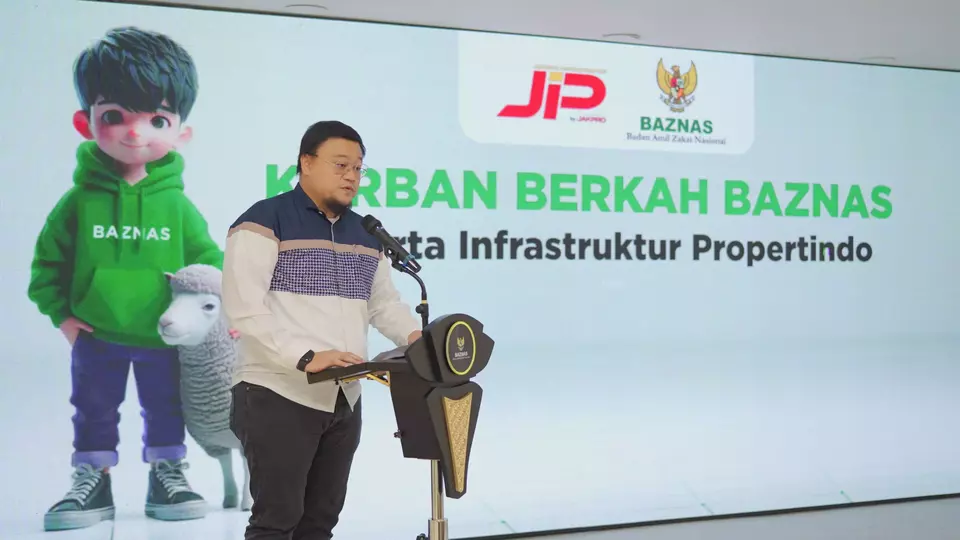 Dewan Masjid Indonesia (DMI), Masjid Nurul Iman, Warga Eks Kampung Bayam, dan Badan Amil Zakat Nasional (BAZNAS) membantu penyaluran hewan kurban  PT Jakarta Infrastruktur Propertindo bekerja sama dengan Jakpro Group
