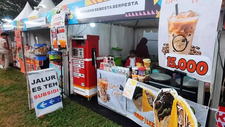 Kuliner unik es teh pom mini bersubsidi hadir meriahkan Semesta Berpesta Kota Cirebon. Sabtu, 15 Juni 2024. (B-Universe/Algi Muhamad Gifari).