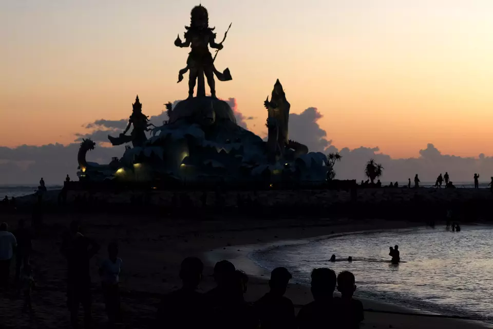 Wisatawan menikmati suasana senja saat berkunjung di Badung, Bali, baru-baru ini. (ANTARA FOTO/Nyoman Hendra Wibowo)