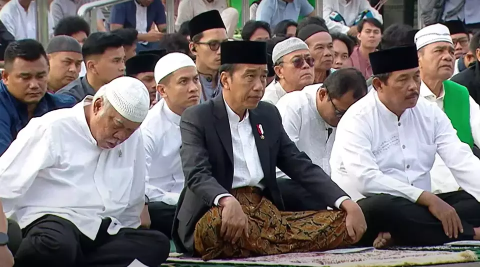 Presiden Joko Widodo (Jokowi) melaksanakan salat Iduladha di Simpang Lima Semarang, Jawa Tengah, Senin, 17 Juni 2024. (YouTube/Sekretatiat Presiden).