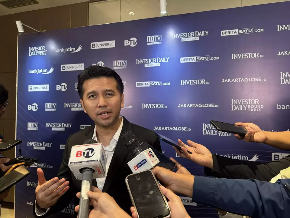 Wakil Gubernur Jawa Timur periode  periode 2019-2024, Emil Dardak menjawab pertanyaan media usai mengikuti Investor Daily Round Table (IDRT), di Morazen Hotel, Surabaya, Jawa Timur, Jumat (21/6/24)