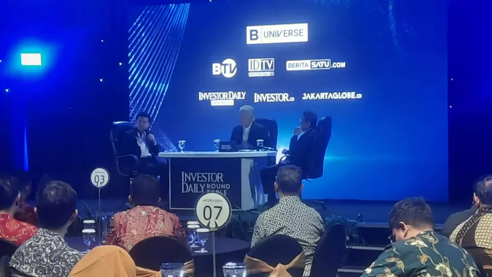 Executive Chairman B-Universe Enggartiasto Lukita memandu pembahasan bagaimana upaya untuk mendongkrak ekonomi Jatim melalui kawasan ekonomi khusus (KEK) Gresik dan investasi dengan narasumber Wakil Gubernur Jatim periode 2019-2024, Emil Dardak dan Presiden Direktur PT Freeport Indonesia (PTFI), Tony Wenas.