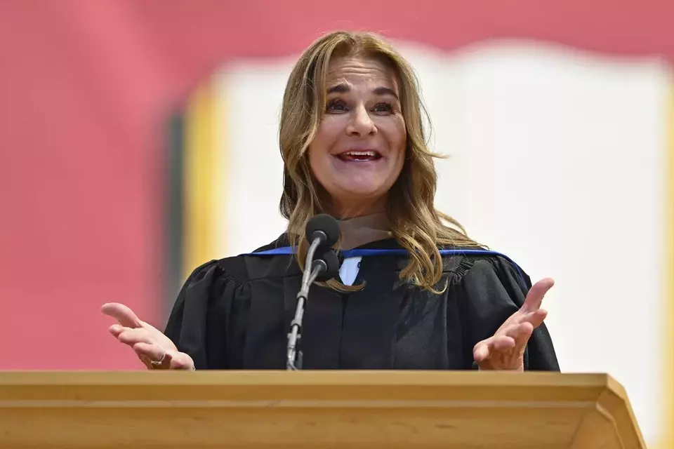 Melinda French Gates saat menyampaikan pidato pada upacara wisuda ke-133 di Universitas Stanford di Stanford, California, Amerika Serikat (AS) pada Minggu (16/06/2024). (Jose Carlos Fajardo/Bay Area News Group via AP)