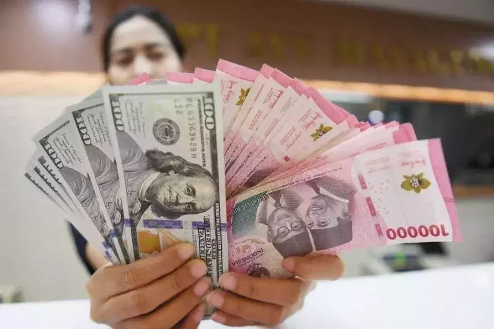 Petugas menghitung mata uang rupiah dan dolar AS di Ayu Masagung Money Changer, Jakarta. (Foto: ANTARA FOTO/Akbar Nugroho Gumay/aww/am)