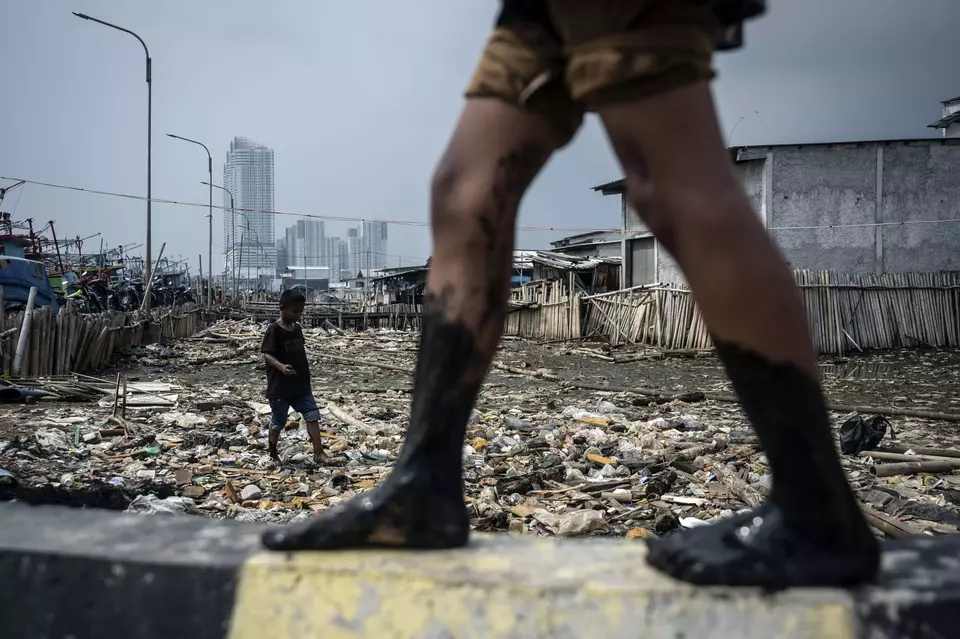 Ilustrasi dua anak bermain di kawasan kampung nelayan Muara Angke, Jakarta, Senin (1/7/2024). (ANTARA FOTO/Aprillio Akbar)