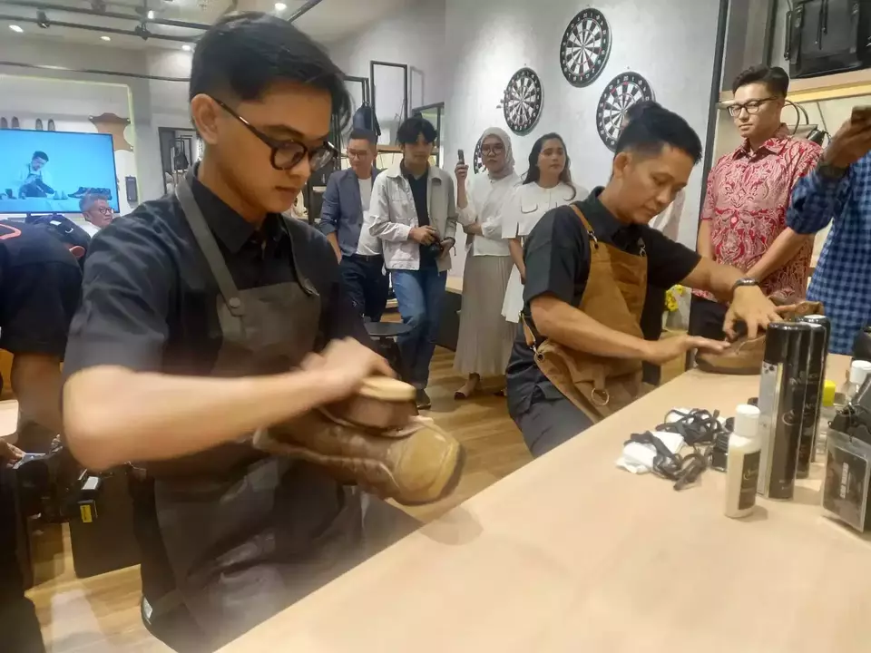 Sepatu Gino Mariani tengah disemir menggunakan produk semir sepatu Stop