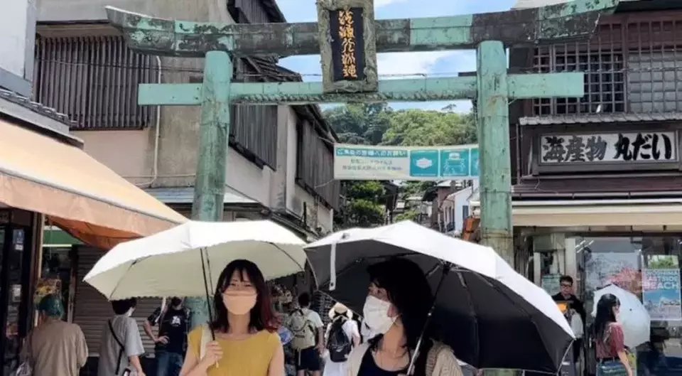 Warga Jepang menggunakan payung saat musim panas di Jepang. (Foto: ANTARA/ Juwita Trisna Rahayu)
