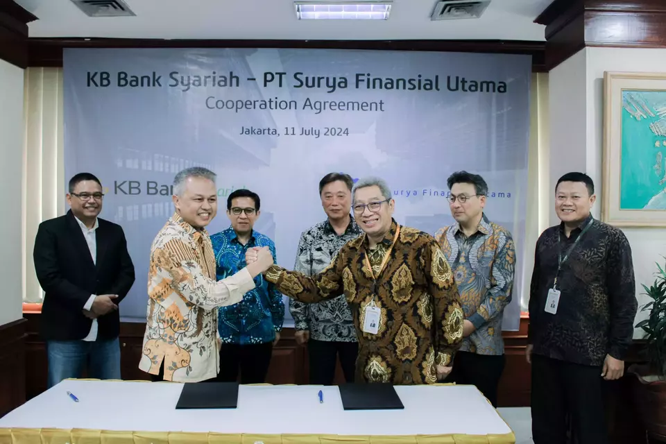 Penandatanganan Perjanjian Kerja Sama antara KB Bank Syariah dan Surya Finansial Utama yang disaksikan oleh Presiden Direktur KB Bank Woo Yeul Lee dan Wakil Ketua V PP Muhammadiyah yang membidangi Jasa Keuangan dan Bisnis Digital Amal Fithri Hadi di Jakarta, Kamis (11/7/2024). (ist)