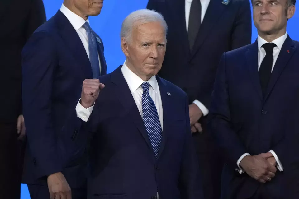 Presiden AS Joe Biden mengepalkan tangannya saat hendak foto bersama para pemimpin NATO pada pertemuan puncak di Washington, AS pada Rabu (10/07/2024) waktu setempat. Semakin banyak anggota Kongres Demokrat yang khawatir Biden akan kalah dari Donald Trump pada pilpres 5 November 2024.