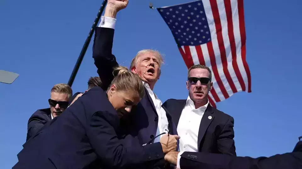 Presiden Amerika Serikat ke-45, Donald Trump diduga menjadi sasaran upaya pembunuhan saat berkampanye di Pennsylvania, Sabtu, 13 Juli 2024. (AP Photo/Evan Vucci)