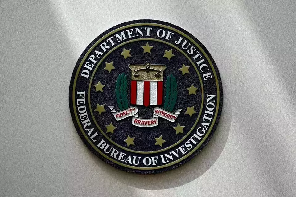 Segel FBI terlihat di dinding pada 10 Agustus 2022 di Omaha, Nebraska, Amerika Serikat (AS). (Foto: AP/Charlie Neibergall, File)